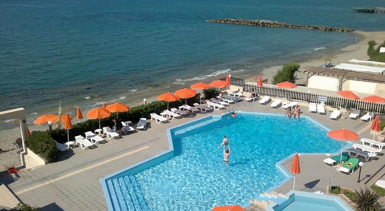 Hotel Haris On The Beach Agia Marina  Екстер'єр фото