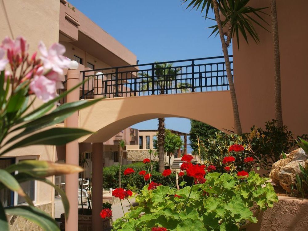 Hotel Haris On The Beach Agia Marina  Екстер'єр фото